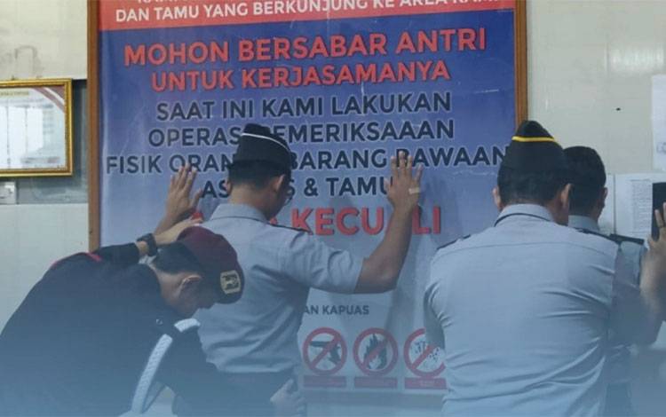 Petugas Rutan Kapuas Lakukan Pemeriksaan Intensif Cegah Masuknya Barang Terlarang