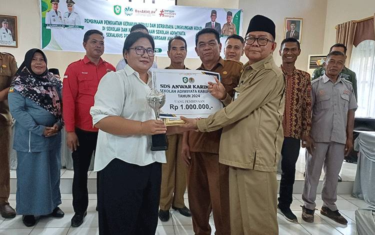 41 Sekolah di Kotim Terima Penghargaan Adiwiyata 2024