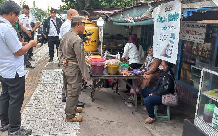 Satpol PP Kotim Tertibkan Pedagang di Pasar Subuh Sampit, Beri Waktu 14 Hari untuk Pindah