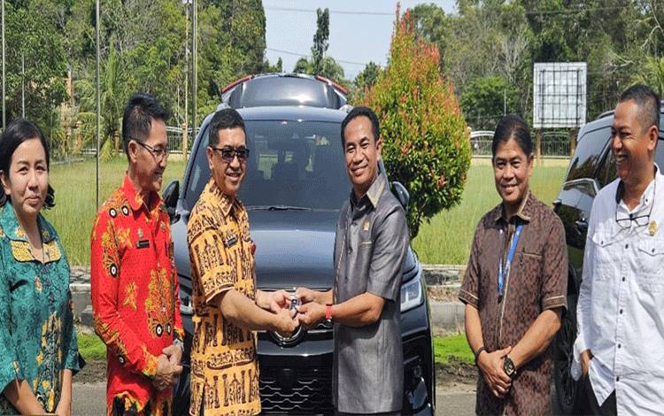 Unsur Pimpinan DPRD Katingan Dapat Mobil Dinas Baru