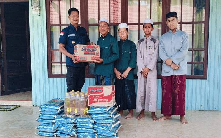 Pj Bupati Seruyan Serahkan Bantuan ke Pesantren Nuruz Zholam dalam Rangka Sambut Ramadan