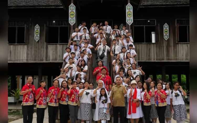 Siswa SMP Santo Paulus Kunjungi Rumah Betang Sei Pasah