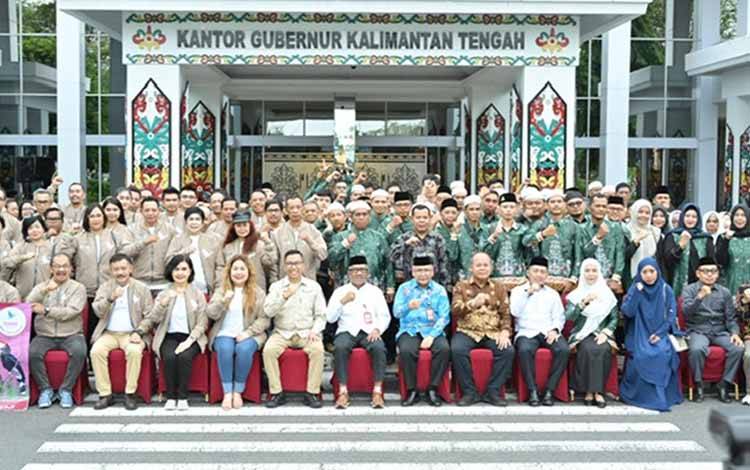 Plt Sekda Kalteng Lepas Peserta Perjalanan Religi Umrah dan Yerusalem