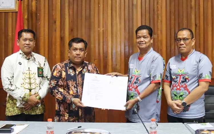 Pemkab Seruyan Serahkan Kendaraan Operasional untuk Pengadilan Negeri Sampit