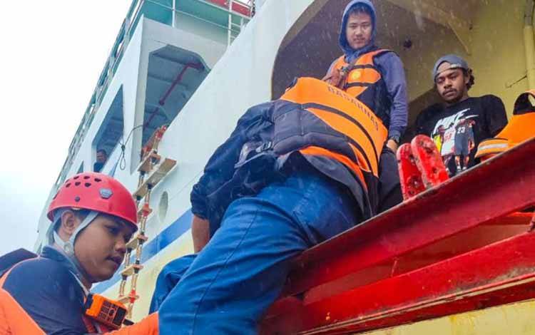 Basarnas Natuna Evakuasi Penumpang Kapal Kandas di Pulau Terluar