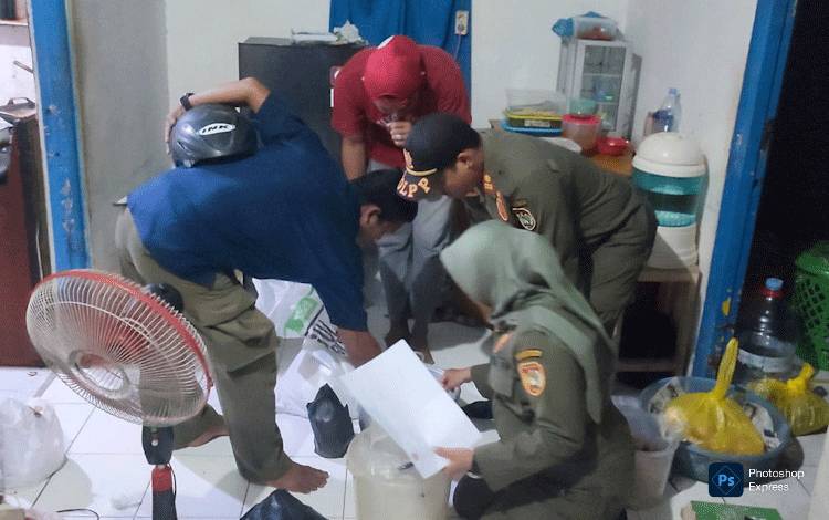 Satpol PP Kobar Gerebek Penjualan Miras di Jalan DAH Hamzah
