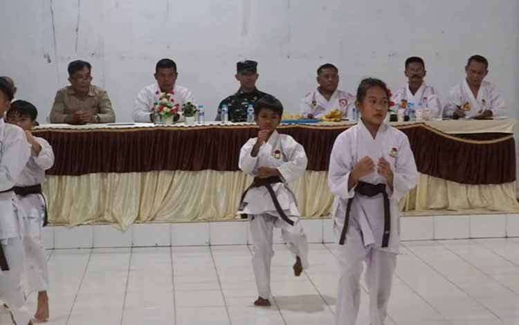 INKAI Kapuas Gelar Ujian Kenaikan Sabuk dan Penurunan Kyu