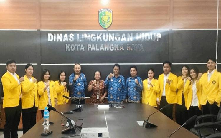 Puluhan Mahasiswa UPR Program PKL di DLH Palangka Raya
