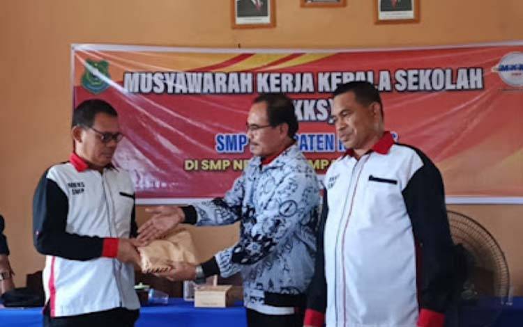 PGRI Kapuas Salurkan Donasi untuk Guru Terdampak Banjir di Kapuas Tengah
