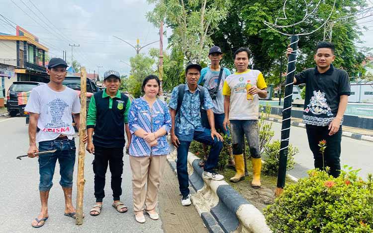 Camat Dusun Timur Pimpin Gotong Royong Pemasangan Lampu Hias Sambut Ramadan 1446 H