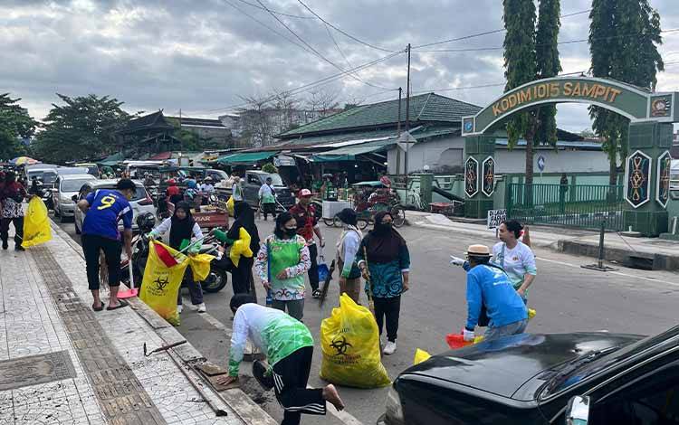 Pemkab Kotim Gelar Kerja Bakti Massal dalam Rangka Hari Peduli Sampah Nasional 2025
