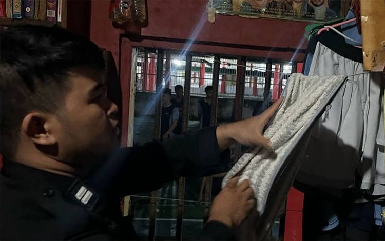 Satuan Pengamanan Rutan Kapuas Giatkan Razia Kamar Hunian