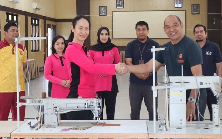 Dukung UMKM, Diskoperindag Seruyan Serahkan Mesin Jahit dan Alat Cetak ke Bhayangkari