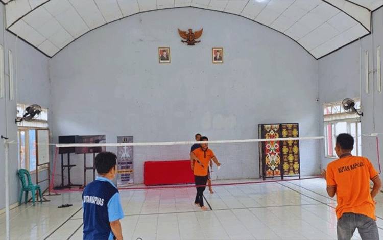 Rutan Kapuas Gelar Pertandingan Badminton Antar WBP untuk Tingkatkan Semangat dan Kebersamaan