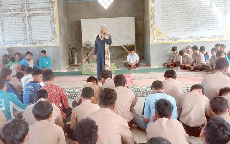 Kemenag Kapuas Berikan Penguatan Karakter dan Ilmu Agama di SMKN 3 Kapuas