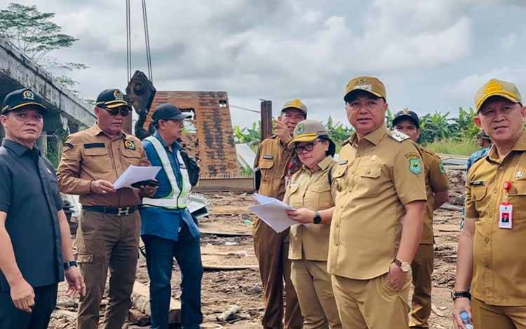 Pasca-ambruk, Wabup Kapuas Tinjau Jembatan Terusan