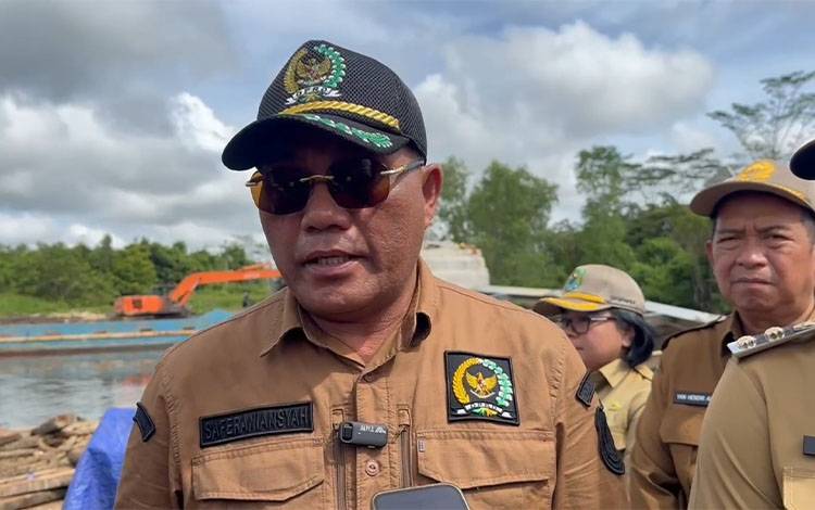 Anggota Komisi III DPRD Kapuas Tinjau Jembatan Terusan Raya yang Ambruk