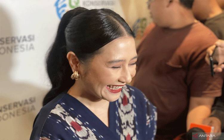 Prilly Latuconsina Cerita Pengalaman Kejar Lumba-Lumba di Kaimana