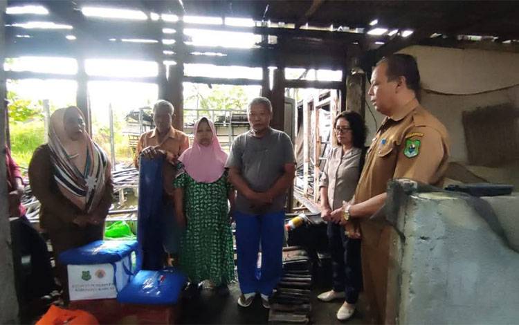 BPBD Kapuas Salurkan Bantuan untuk Warga Terdampak Kebakaran Rumah di Tamban Lupak