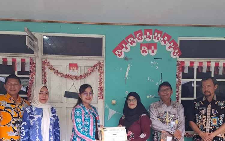 Dua Pegawai Dinas Kesehatan Kapuas Terima Penghargaan Purna Tugas