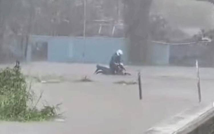 Hujan Deras Sebabkan Jalan di Batu Belaman Kobar Tergenang Air yang Cukup Tinggi