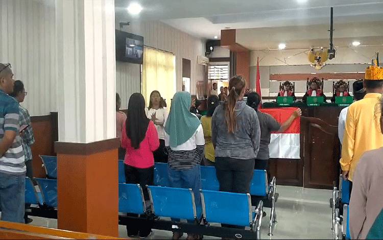 Lagu Indonesia Raya Bergema di PN Pangkalan Bun saat Sidang Dugaan Kriminalisasi Kades Tempayung