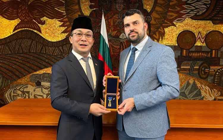Iwan Jadi Dubes RI Pertama di Bulgaria Penerima Golden Laurel Branch