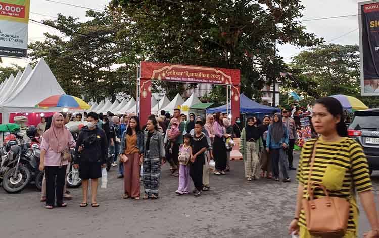 Masyarakat Padati Hari Pertama Gebyar Ramadan 2025 di Sampit