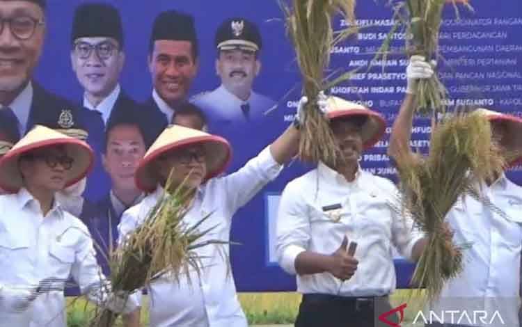Menko Pangan Minta Kepala Daerah Awasi Harga Jual Gabah sesuai HPP