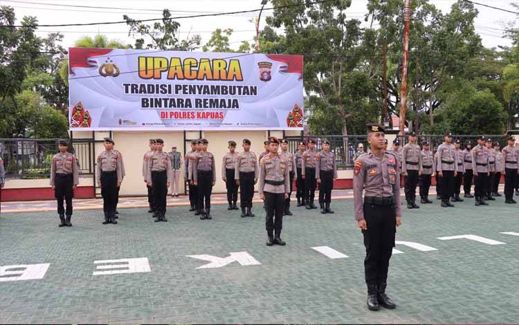 Polres Kapuas Gelar Upacara Tradisi Penyambutan 22 Bintara Remaja
