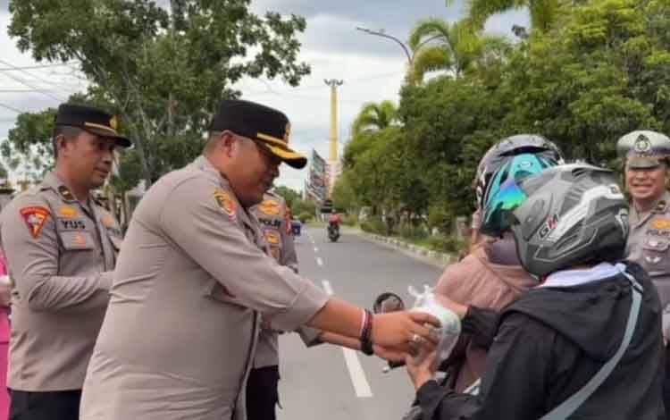 Polres Kapuas Bagikan Takjil, Wujud Kepedulian di Bulan Ramadan