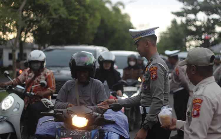 Giliran Satlantas dan Bagren Polres Kapuas Berbagi Takjil untuk Pengguna Jalan