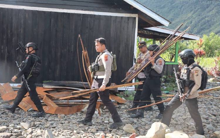Personel TNI-Polri Amankan 1.500 Anak Panah dari Warga di Puncak Jaya