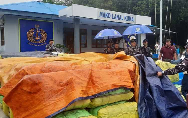 TNI AL Lanal Kumai dan Bea Cukai Gagalkan Penyelundupan 167 Ballpress Baju Bekas Senilai 1,3 Miliar