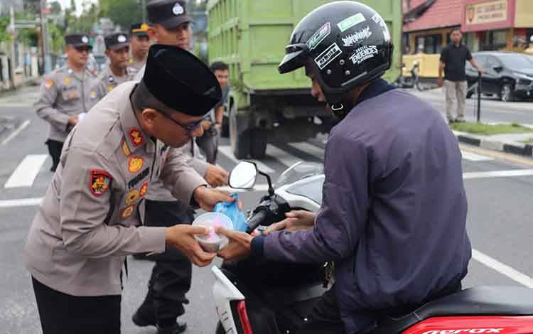 Kapolres Kobar Bagikan Takjil Gratis Kepada Pengendara