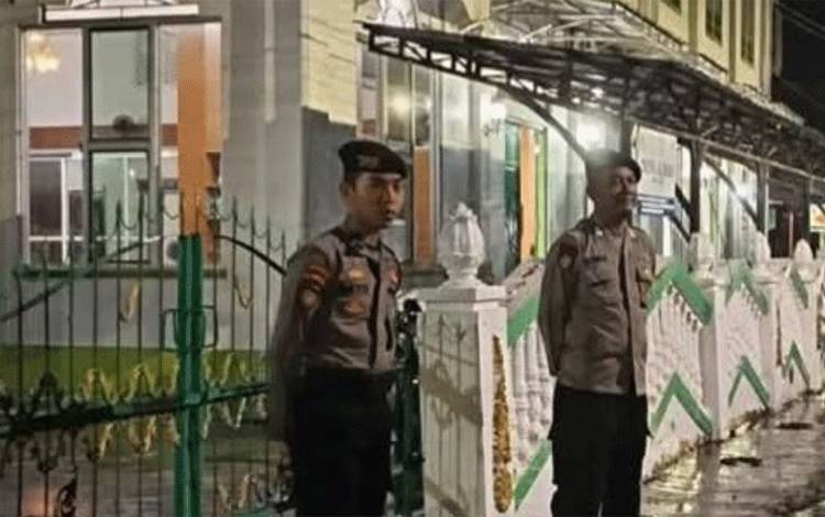 Personel Polres Kapuas Amankan Salat Tarawih di Sejumlah Masjid