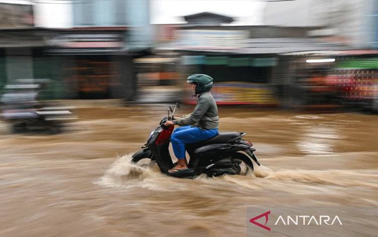 Hal-Hal yang Harus Dilakukan Ketika Motor Mati Saat Menerjang Banjir