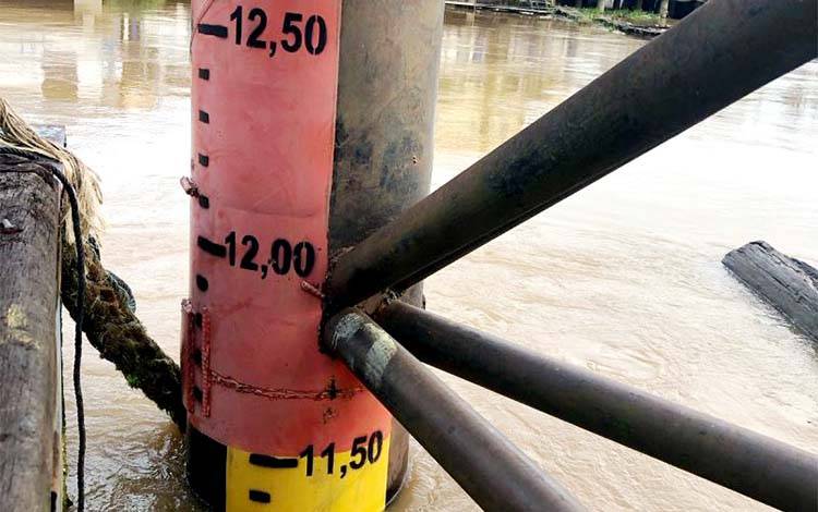 Anggota DPRD Barito Utara dan Lurah Melayu Imbau Warga Tepian Sungai Barito Waspada Banjir
