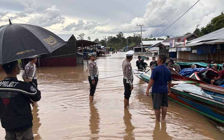 Polisi Atur Lalu Lintas di Lokasi Banjir Jalan Lintas Palangka Raya-Buntok