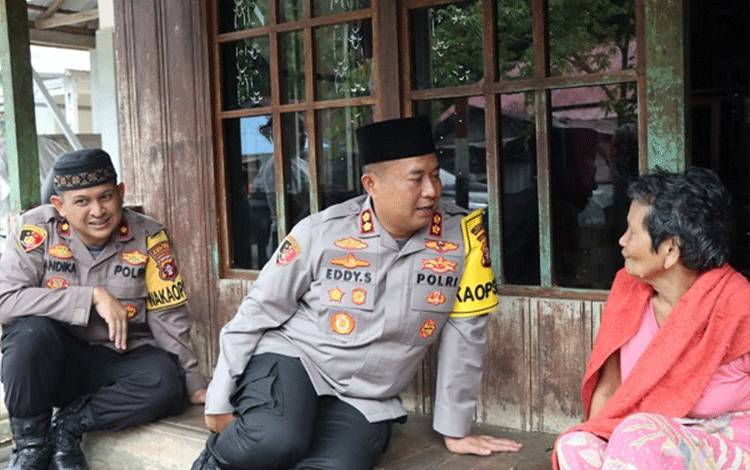 Kapolres Barito Timur Salurkan Bahan Pokok ke Warga Desa Haringen