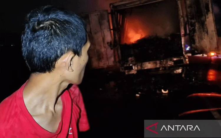 Petugas Gabungan Tangani Truk Terbakar