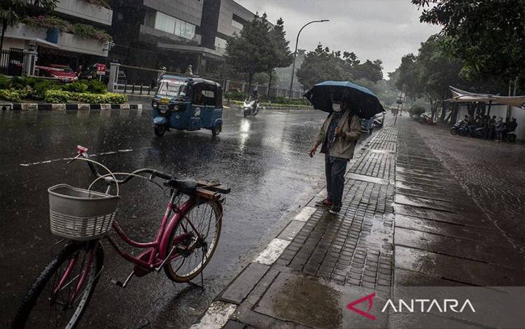 BMKG Prakirakan Mayoritas Wilayah Indonesia Berawan-Hujan pada Senin
