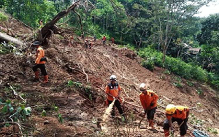 Lima Meninggal dan Empat dalam Pencarian Akibat Banjir di Sukabumi