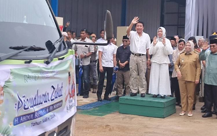 H Abdul Rasyid AS-Hj Nuriyah Resmi Berangkatkan Armada Penyaluran Zakat ke 8 Kabupaten dan 1 Kota di Kalteng