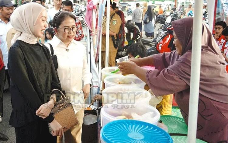 Ketua TP PKK Palangka Raya Ajak Masyarakat Ramaikan Pasar Ramadan dan Belanja di Pedagang Kecil