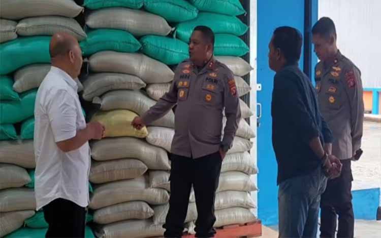 Kapolres Kapuas Cek Gudang Bulog, Pastikan Ketersediaan Bahan Pokok Selama Ramadan
