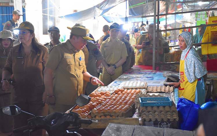 Wabup Kapuas Tinjau Pasar Blok R, Cek Ketersediaan Bahan Pokok Selama Ramadan