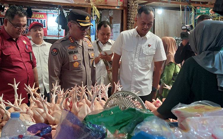 Polda Kalteng Pastikan Stok Sembako di Pasar Kahayan Aman Jelang Idul Fitri