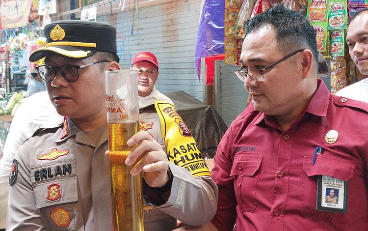 Polda dan Disdagperin Kalteng Temukan Selisih isi Minyak Goreng Kemasan