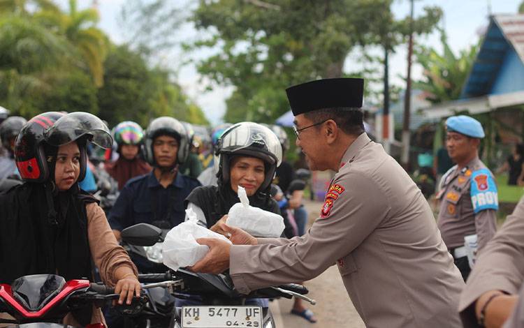 Safari Ramadan di Kapuas, Kapolda Kalteng Bagikan Takjil untuk Masyarakat
